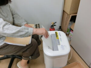 シュレッダー作業画像